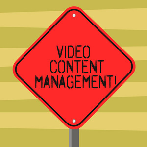 顯示視頻內(nèi)容管理的文本符號。個(gè)人的概念照片評估是對產(chǎn)品的回應(yīng), 在彩色紙照片上充滿飲料的飲料杯的頂觀